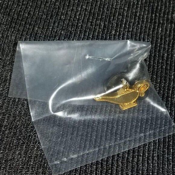 Disney Mini Genie Lamp Pin Aladdin Gold GWP Map Promo 2003 DLR 20154 - Picture 1 of 3